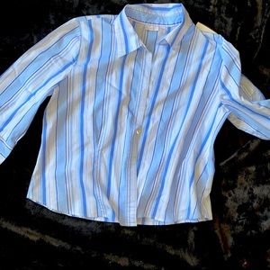 Cropped button down shirt. Can dress up or casual. Perfect for the office